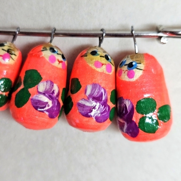 VINTAGE Matryoshka Russian Pink Nesting Dolls Hand Painted Brooch Pin - Picture 2 of 6